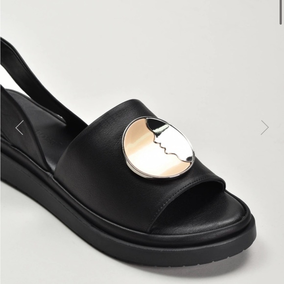 Sandal with coin - Picture 3 of 4